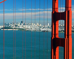 Une vue de San Francisco à travers les flèches du Golden Gate Bridge depuis les promontoires de Marin.
