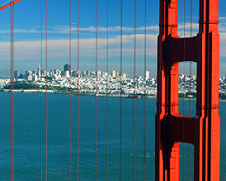 Widok na San Francisco przez iglice mostu Golden Gate z Marin Headlands. 